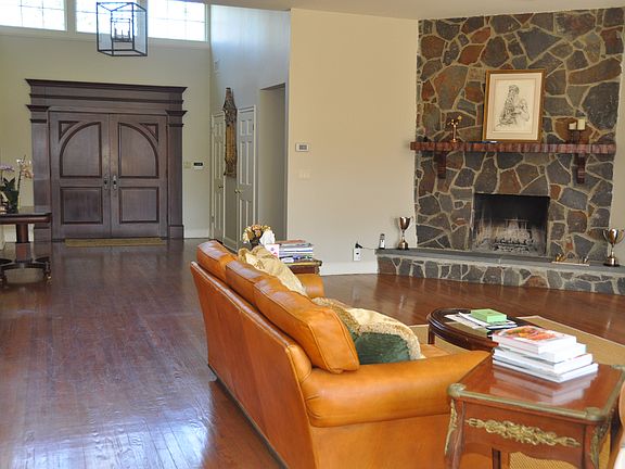 4th image of 6 Valerie Dr