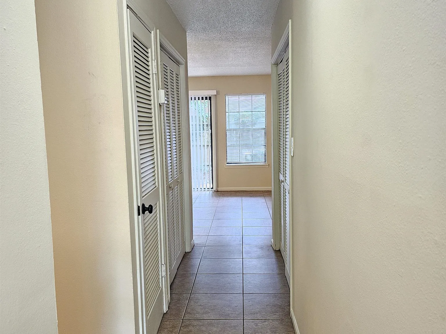 3 bed, 2.5 bath, 1200 sqft, $1,495 — Photo 4