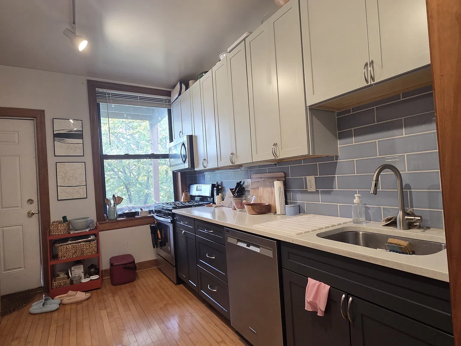 3 bed, 1200 sqft, $3,200 — Photo 4