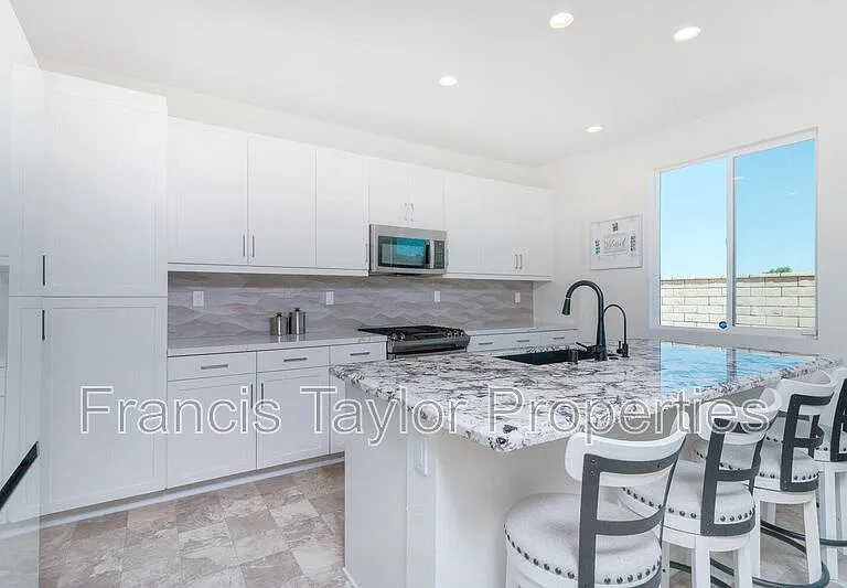 27778 Heritage Ln — Photo 3