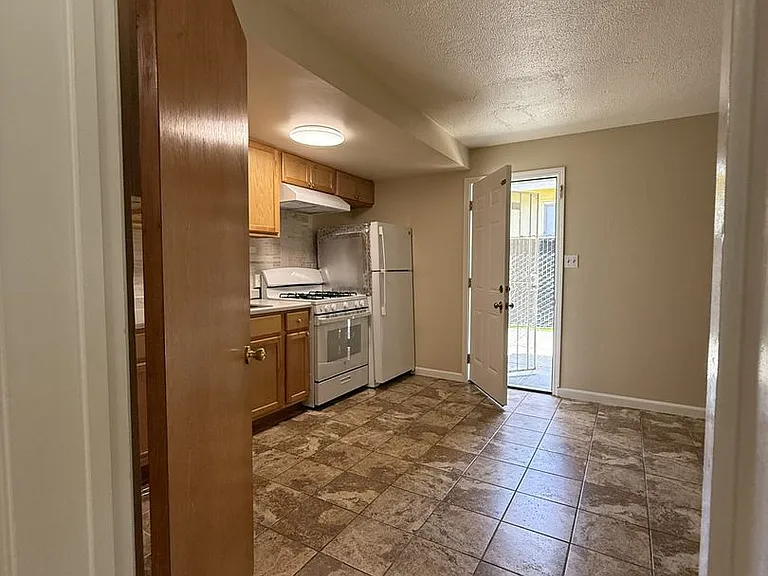 410 Alden St — Photo 6