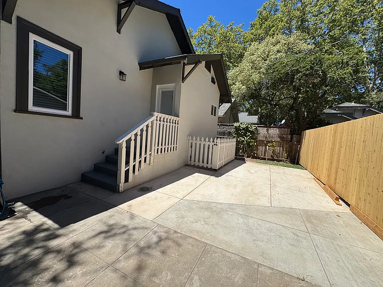 2411 E St — Photo 4