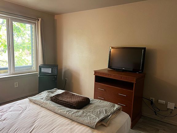 3rd image of 8201 Aurora Ave N #03d84bf98