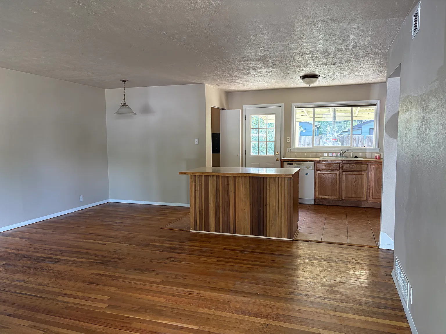 3 bed, 1.5 bath, 1002 sqft, $2,100 — Photo 3