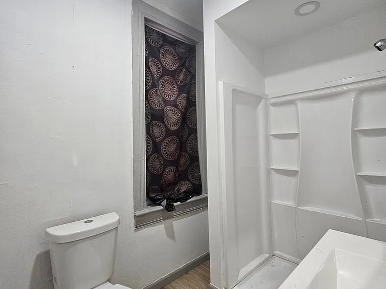 434 W Princess St — Photo 4