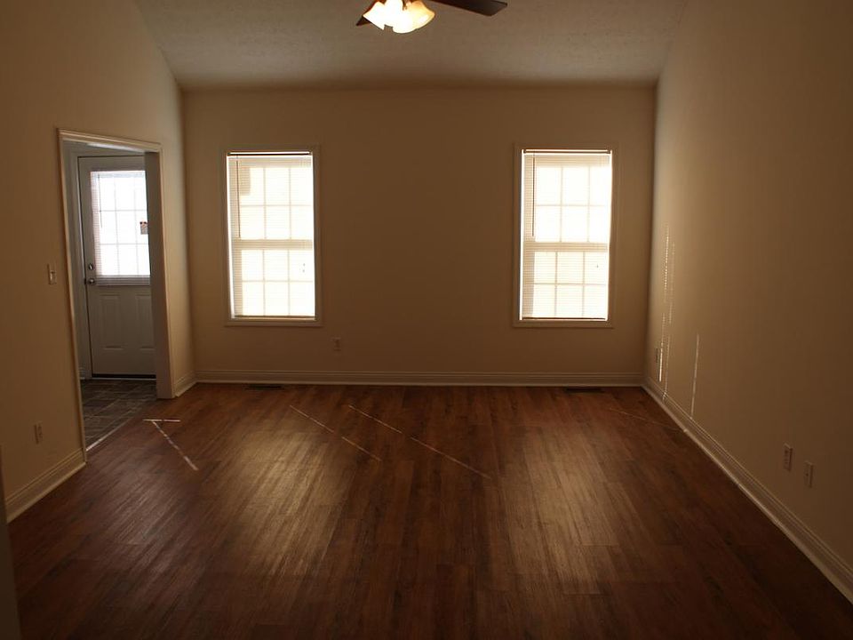2nd image of 411 Stone Hollow Ln