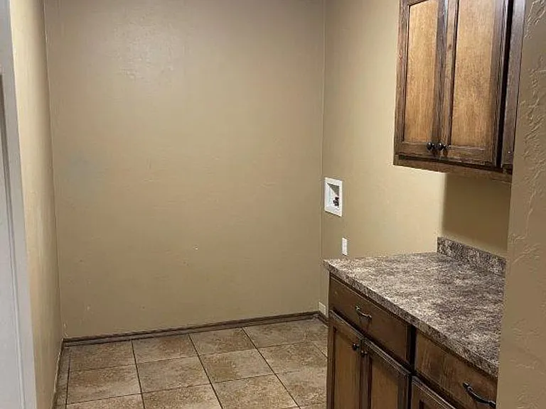 2716 Valley View Dr — Photo 15