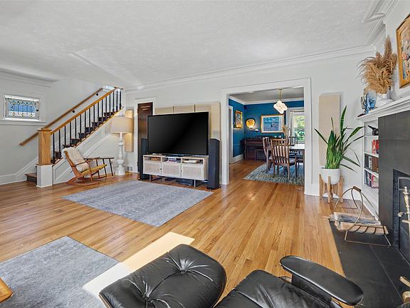 5th image of 340 W Maplehurst St