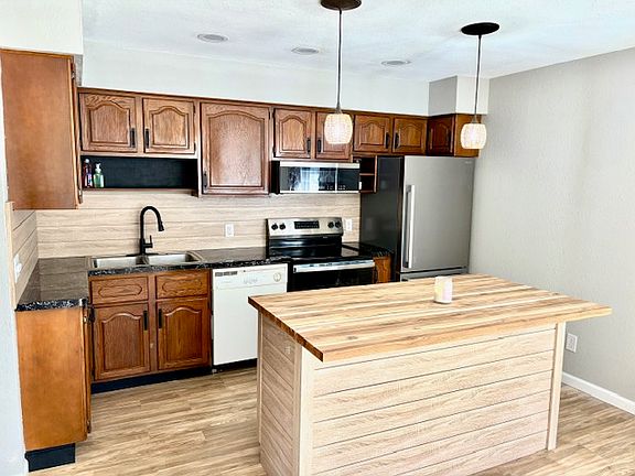 Kitchen: dishwasher is now high end stainless steel model