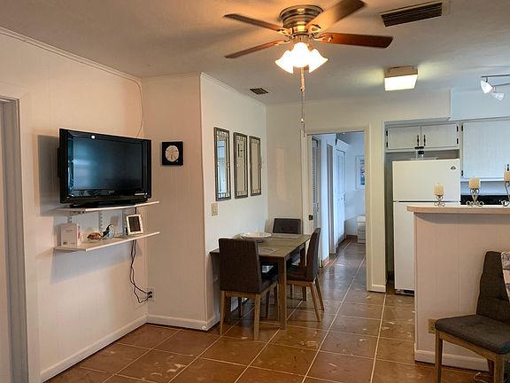 4th image of 2060 NE 1st St #20