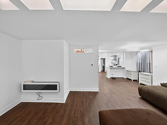 5th image of 1321 Carolina St E