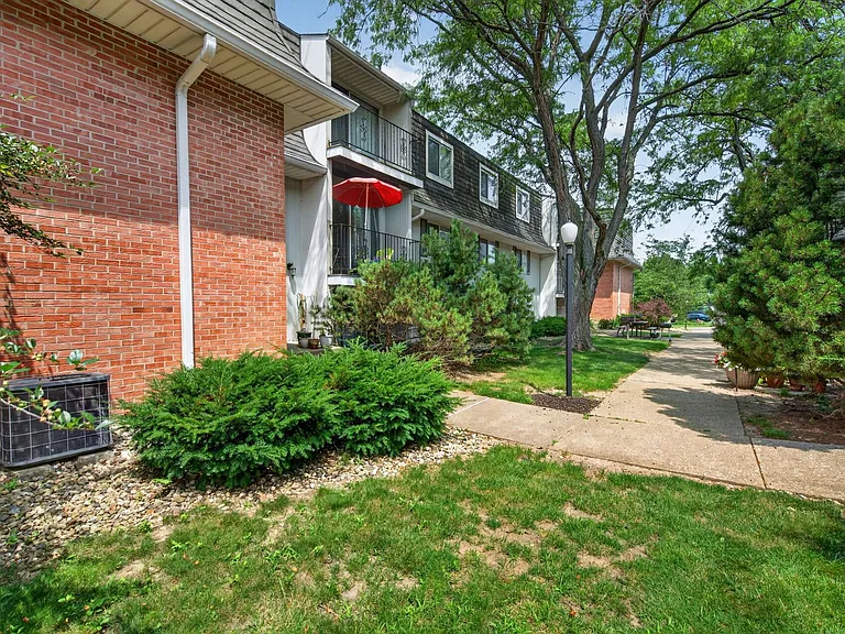 Hollow Hills Apartments — Photo 135