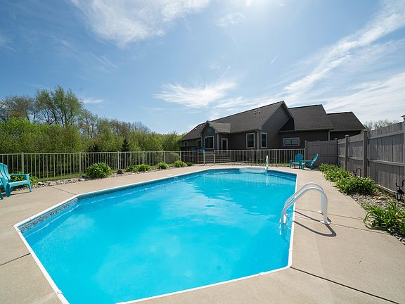 5th image of 4358 Woodview Grv