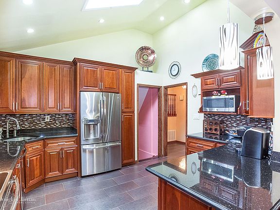2nd image of 916 Berkshire Dr