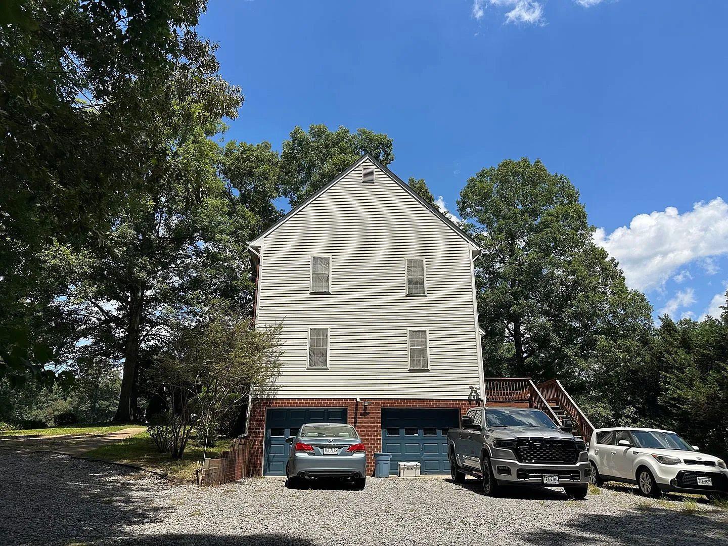 Brick Colonial with unfinished basement and attached garage — Photo 4
