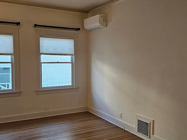 218 1/2 N Kenmore Ave — Photo 36