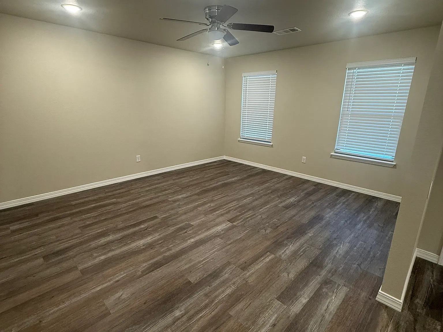 3 bed, $1,200 — Photo 2