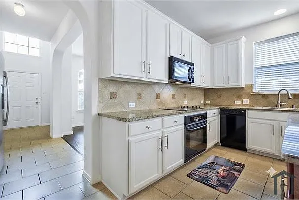 4 bed, 2398 sqft, $2,690 — Photo 3