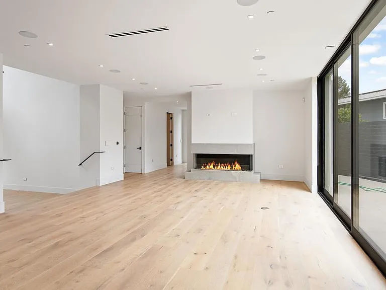 1030 Centinela — Photo 10