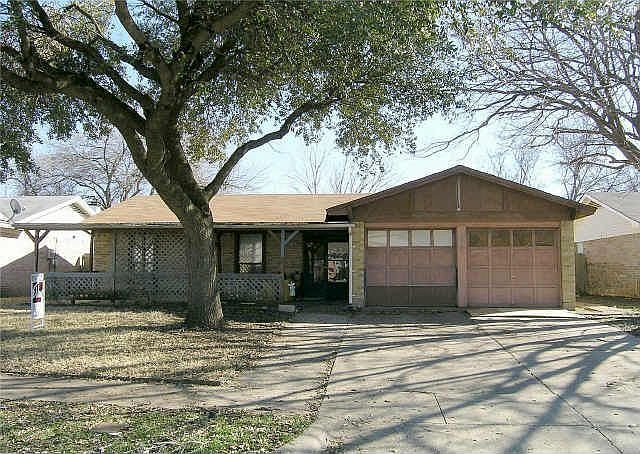 1st image of 220 Blair Ln