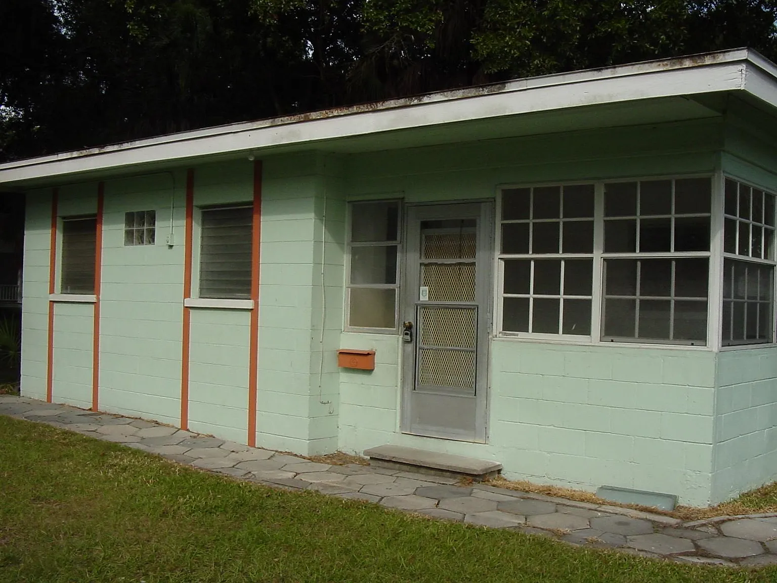 725 Jackson St N — Photo 2