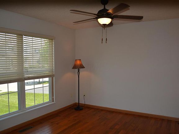 5th image of 735 Sanville Dr