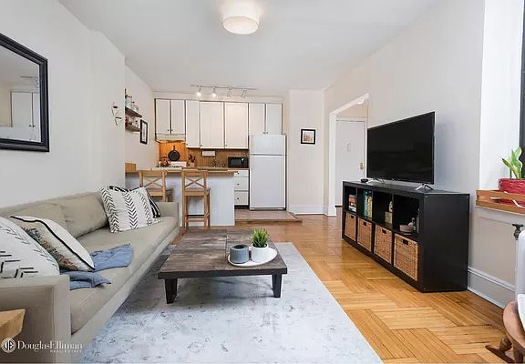 4th image of 2 Grace Ct APT 1M