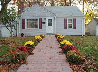 30 Guilford Dr, Warwick, RI 02886