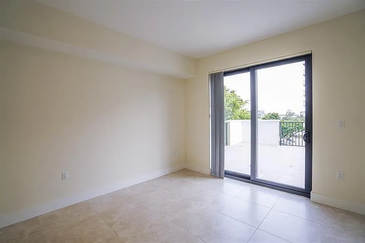 1091 Galiano St #304 — Photo 15