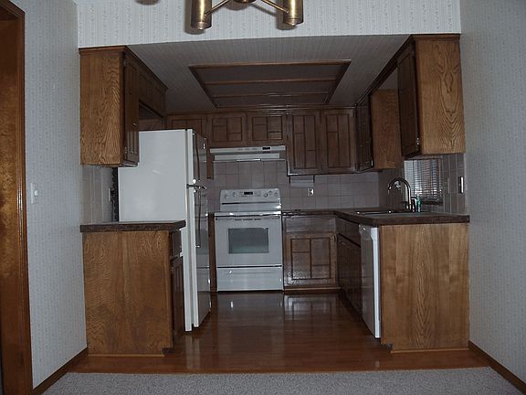 dining room to kitchen