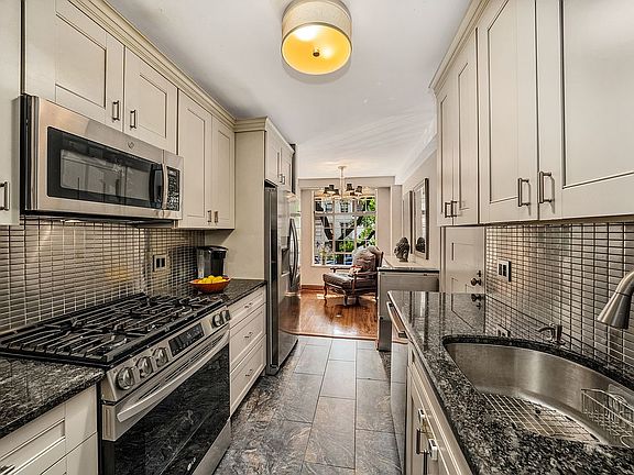 4th image of 325 E 72nd St APT 2D