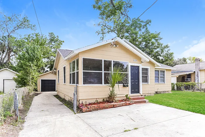 3 bed, 2.0 bath, 1329 sqft, $1,595 — Photo 3