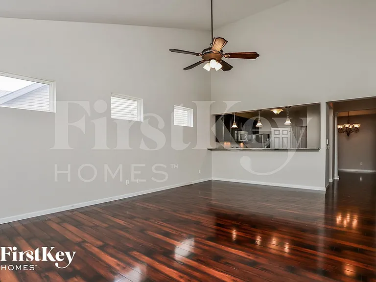324 Calvert Pl — Photo 3