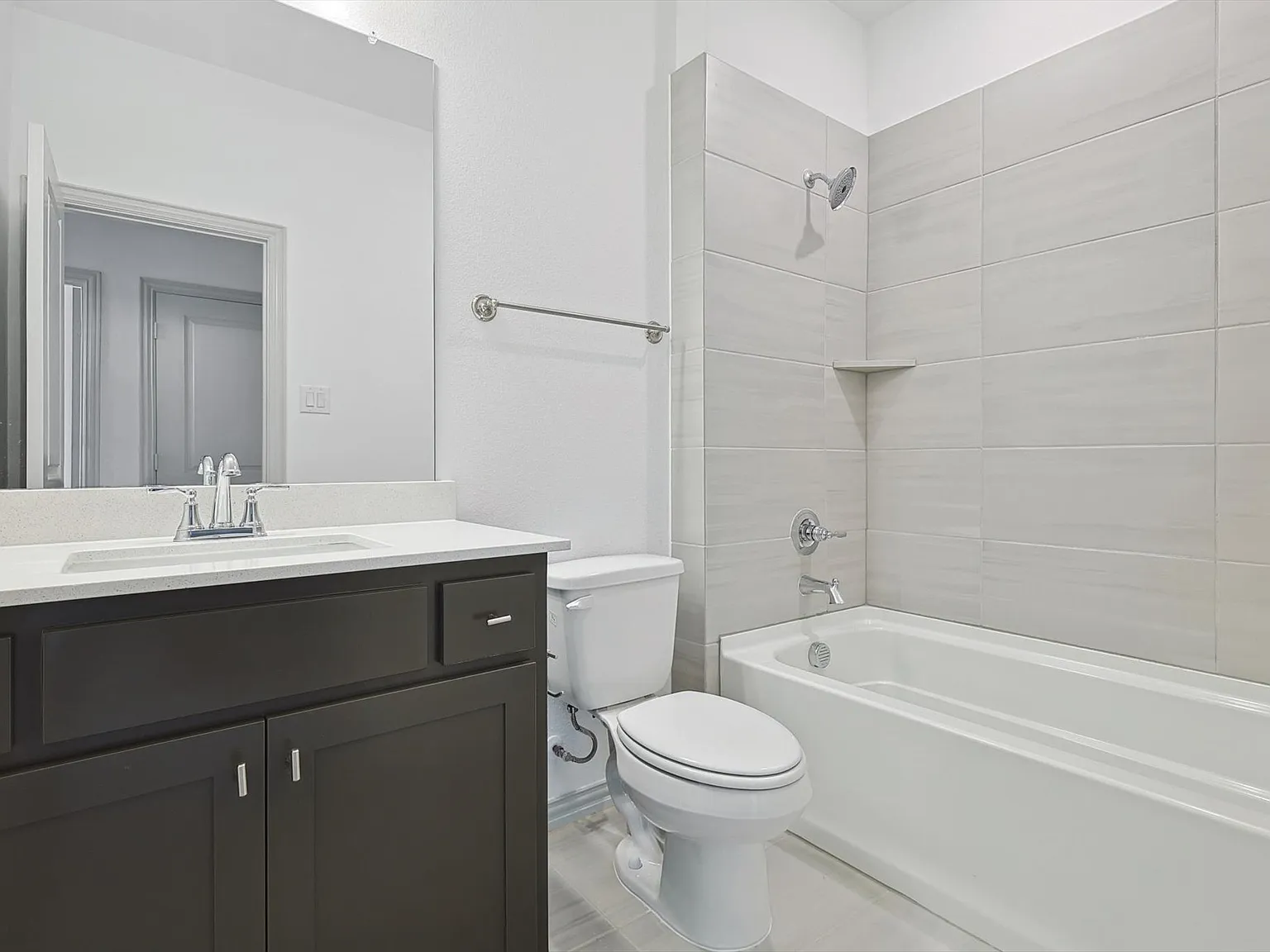 3 bed, 2.5 bath, 1691 sqft, $2,295 — Photo 2
