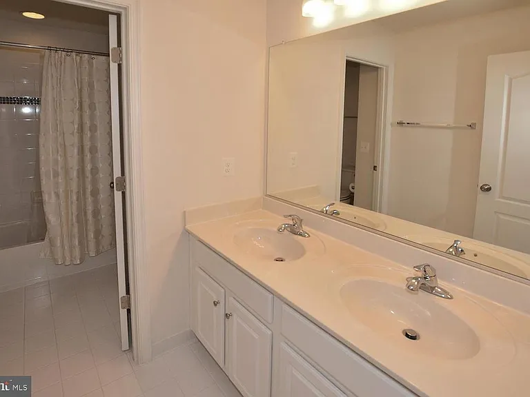 Full Bathroom 2 for 3rd floor guest rooms