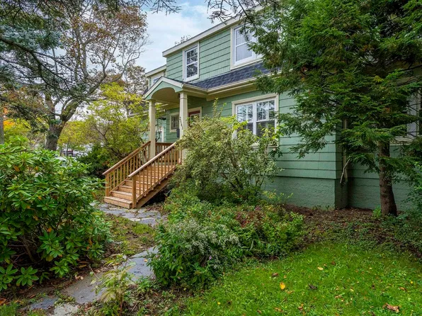 2561 Newton Ave, Halifax, NS B3L 3C4