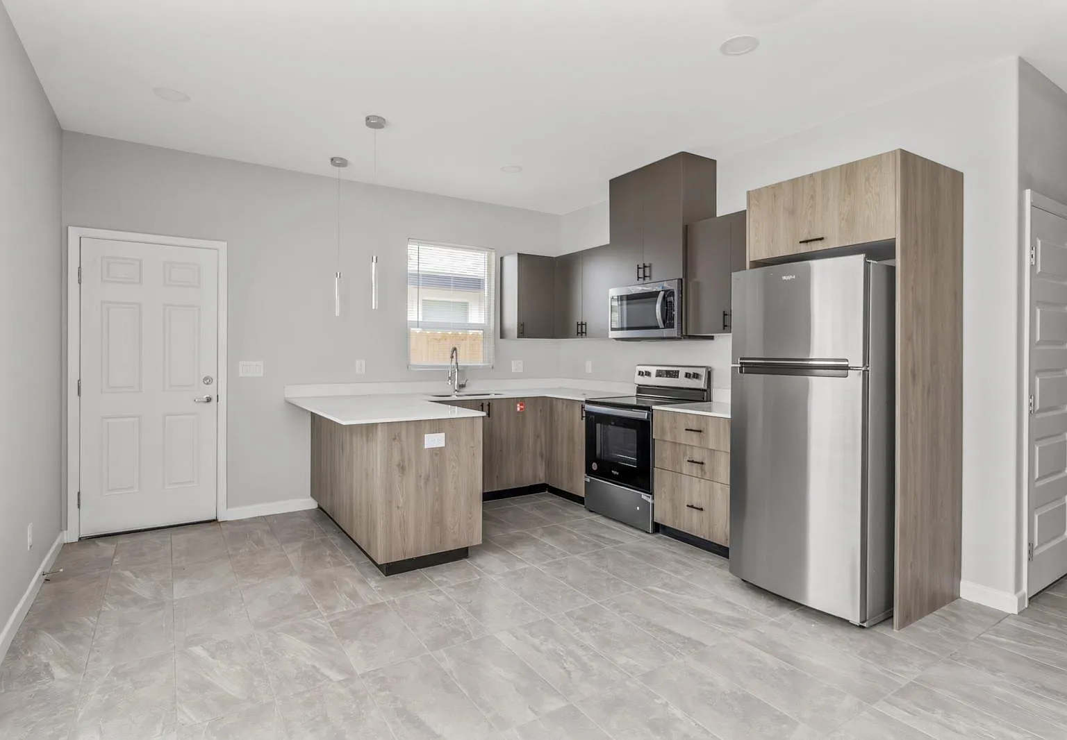 3 bed, 2.0 bath, 1064 sqft, $1,200 — Photo 4