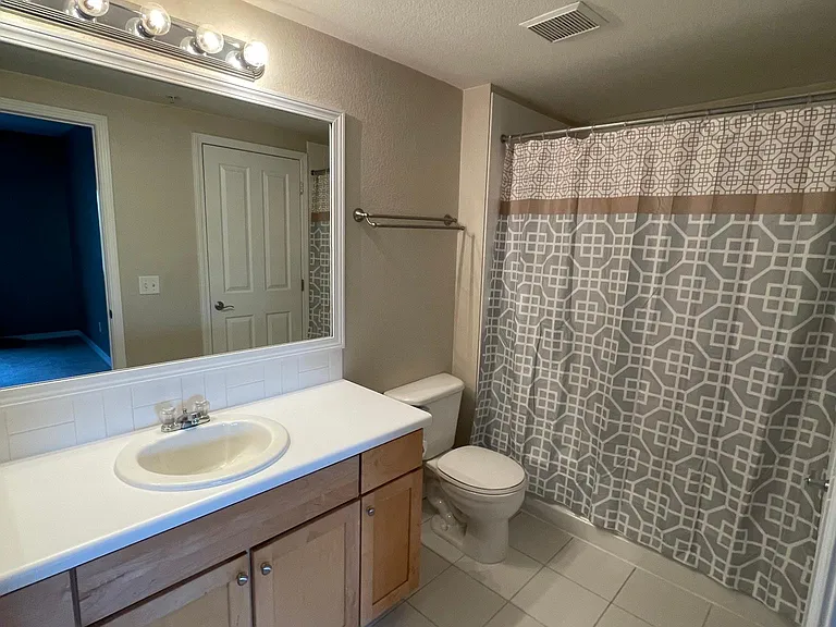 Spacious bathroom!