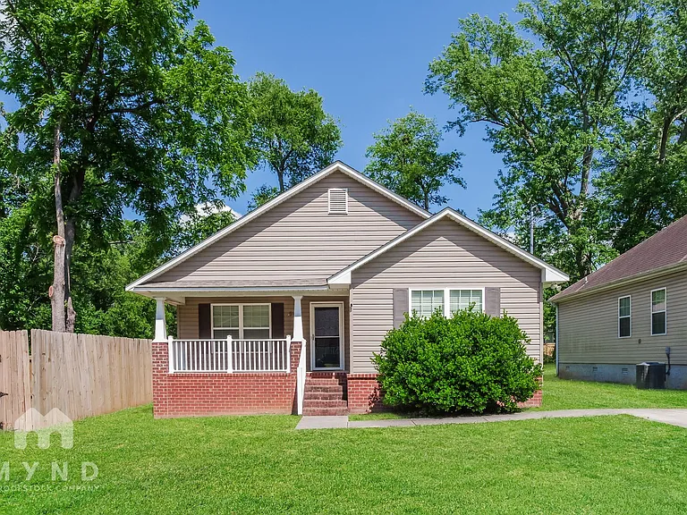 902 Appleby St NW — Photo 1