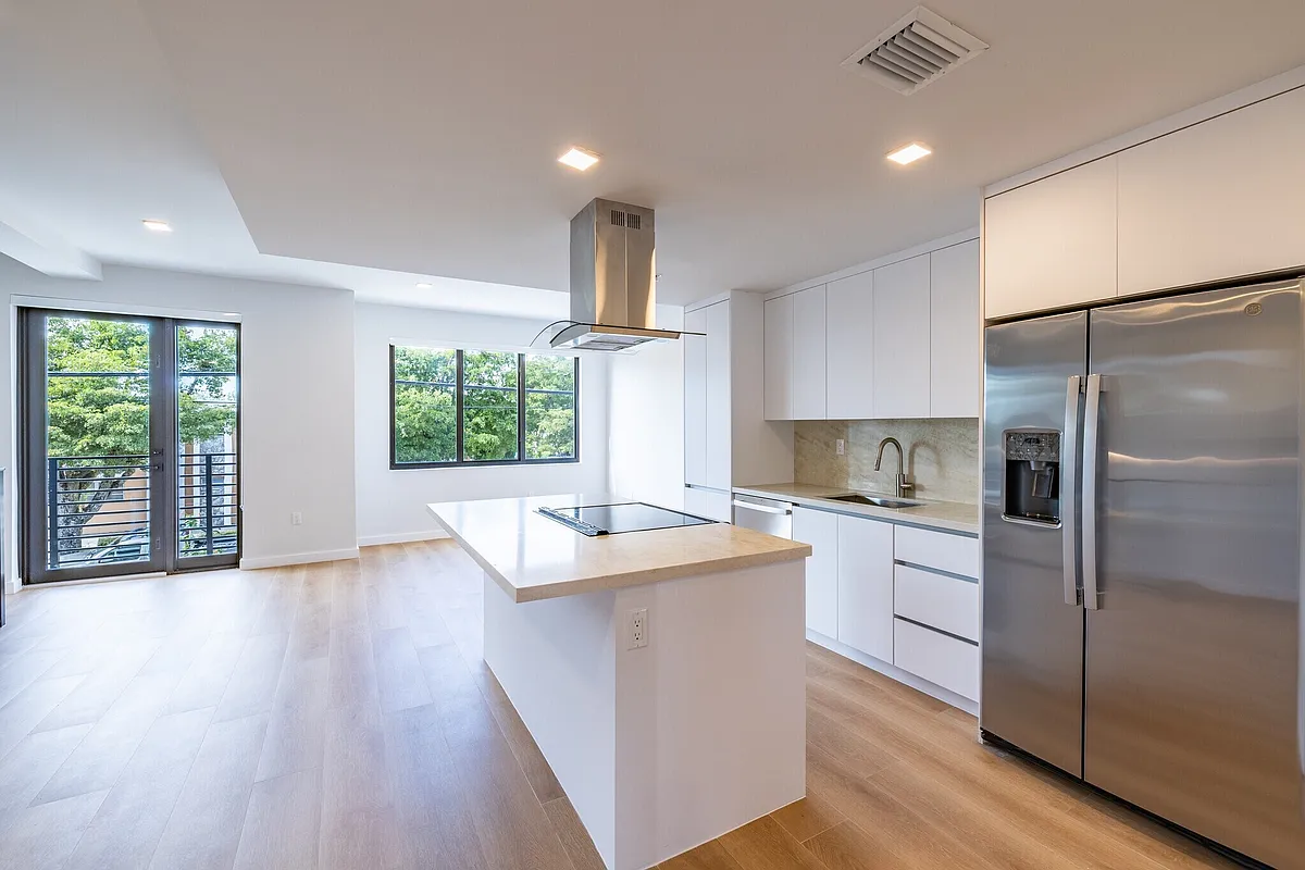 Building Photo - 1376 SW 4th St #401