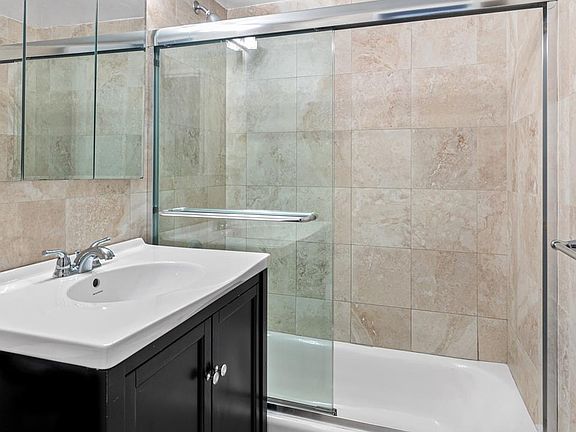 5th image of 321 E 48th St APT 5D
