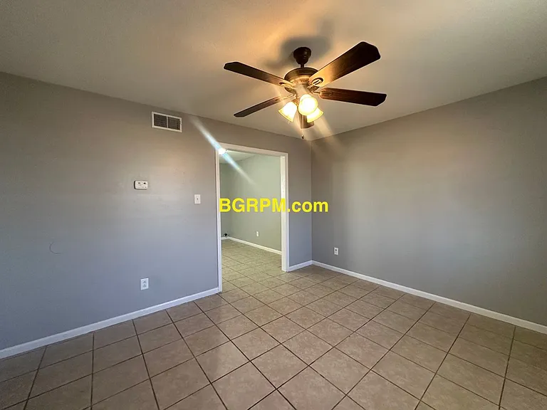 1099 W Elm St — Photo 4