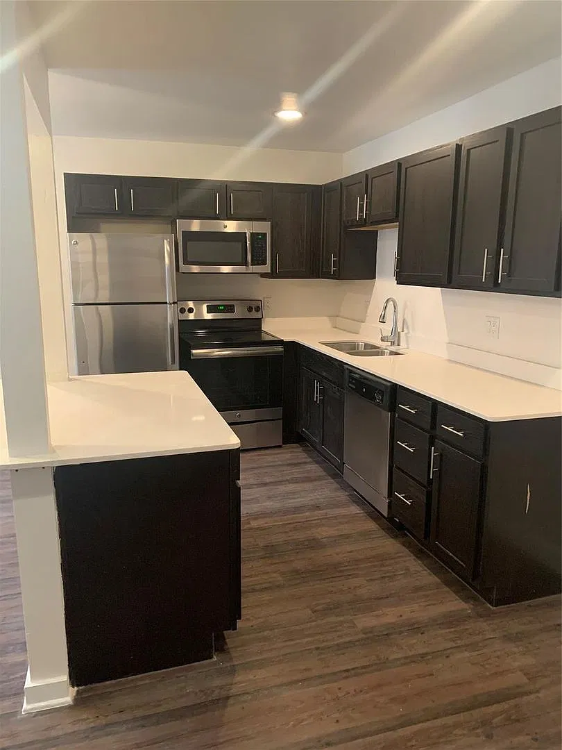 Monarch Place Apartments-2106 Bennett Avenue — Photo 3