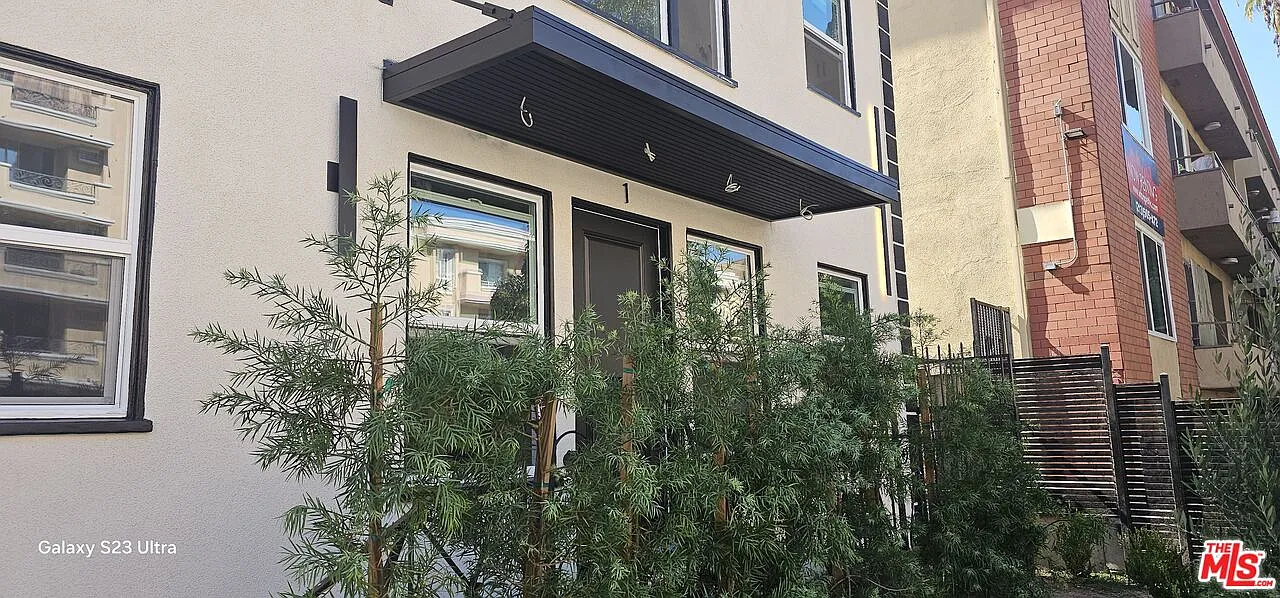 1 bed, 1.0 bath, 10040 sqft, $2,200 — Photo 3