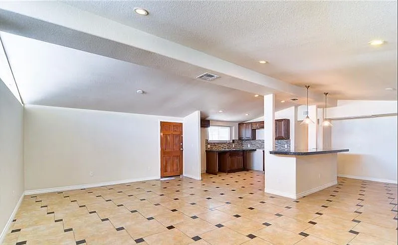 4 bed, 2033 sqft, $2,595 — Photo 2