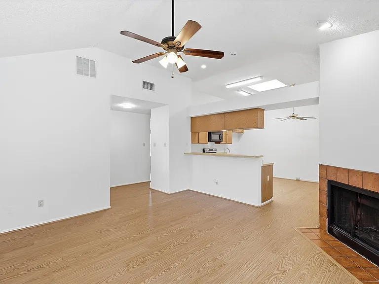 559 Lee Dr — Photo 7