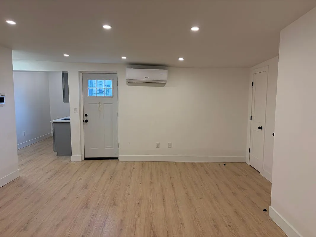 2 bed, 1.0 bath, 800 sqft, $1,600 — Photo 2