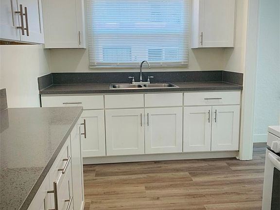 5th image of 1043 Stanley Ave