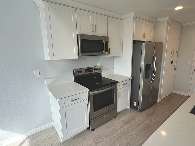 5950 Canterbury Dr — Photo 6