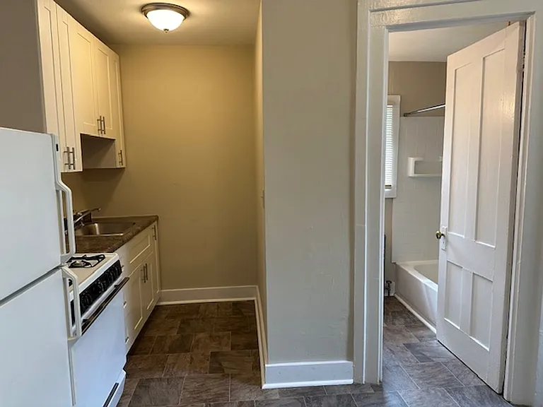 7/1 - $1545 2 BR, 1 BA with Heat, 3 blocks from UWM- 2943 N Bartlett — Photo 32